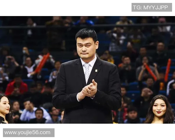 姚明的高大身影与温暖微笑交织出的篮球传奇人生