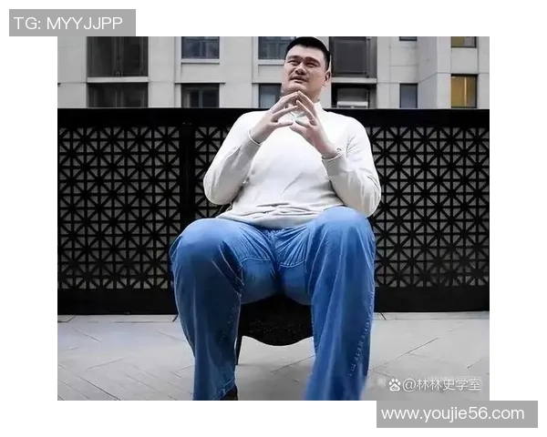 姚明街边行走的日常生活与篮球传奇交织的瞬间