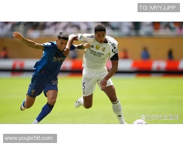 世界杯精彩对决皇马与AC米兰战成平局绝杀瞬间引发全场热烈反响