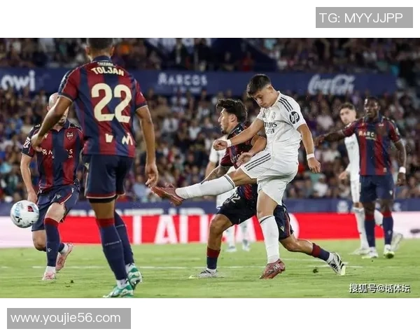 世界杯精彩对决皇马与AC米兰战成平局绝杀瞬间引发全场热烈反响